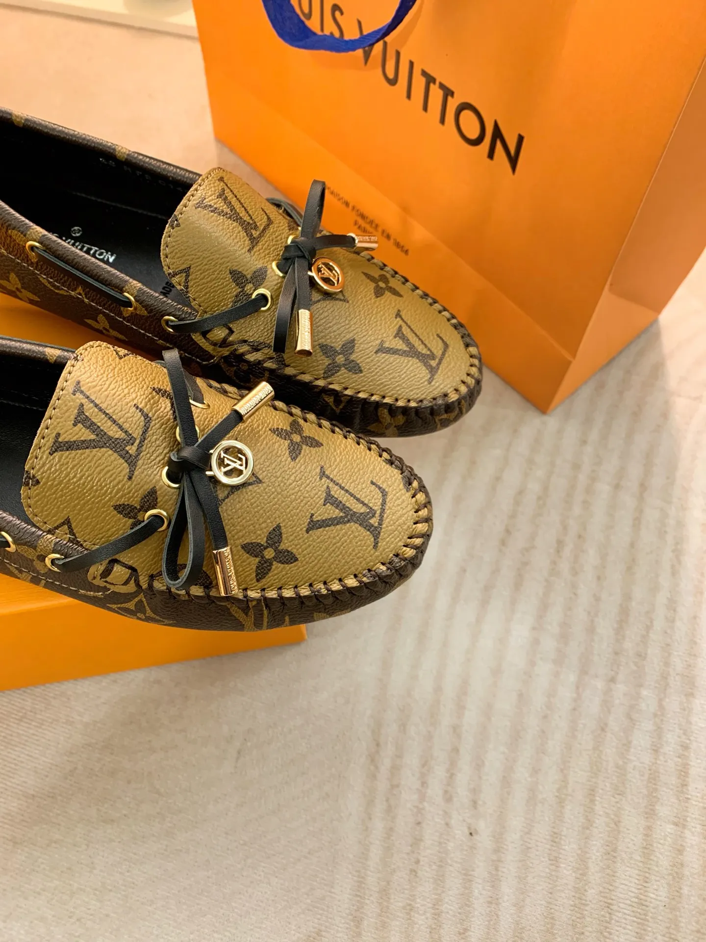 p460💰Couple model❤️🇫🇷 𝙇𝙤𝙪𝙞𝙨 𝙑𝙪𝙞𝙩𝙩𝙤𝙣 🇫🇷Louis Vuitton 2023 Classic𝓛𝓿 𝓣𝓻𝓪𝓲𝓷𝓮𝓻 Sports Series ➪➪➪¯ [Arizona Doudou Shoes Series] ▪️▪️▪️Arizona slip-on shoes are made of Monogram Eclipse canvas. Its hand-painted and dyed edges and hand-sewn uppers fully demonstrate Louis Vuitton's traditional shoemaking craftsmanship. This slip-on shoe is very lightweight. The integrated tongue and upper make it particularly comfortable and flexible. The soft outsole is equipped with rubber padding. Decorated with matching sash. Detailed features: ☑️Monogram Eclipse canvas ☑️Black Eclipse pattern ☑️Hand-painted shoe edges ☑️Hand-sewn uppers (each pair takes time to process) ☑️Integrated tongue and upper construction ☑️Outsole equipped with rubber lining ☑️size: 35_46